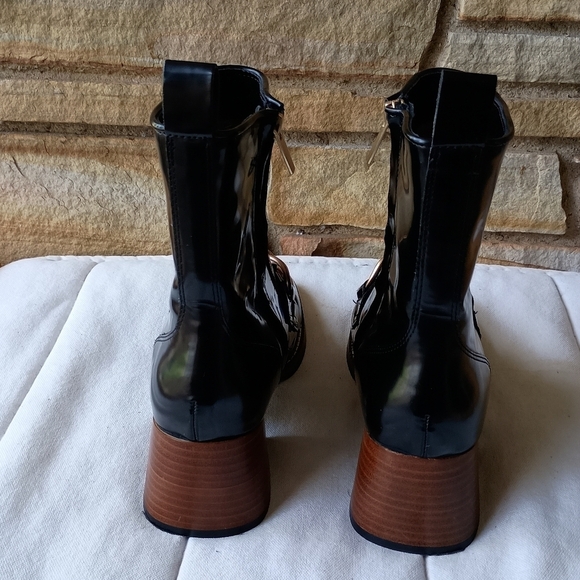 Kids Steve Madden Black Boots with Gold Chain Detail_7.5